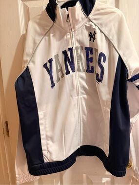 🔥 New Women’s NY Yankees Jacket – White / Blue Large (With Tags)
